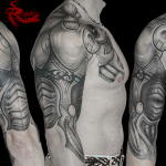 Tatuaggio biomeccanico in bianoc e nero su braccio