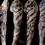 Tattoo a braccio bio-organico in bianco e nero