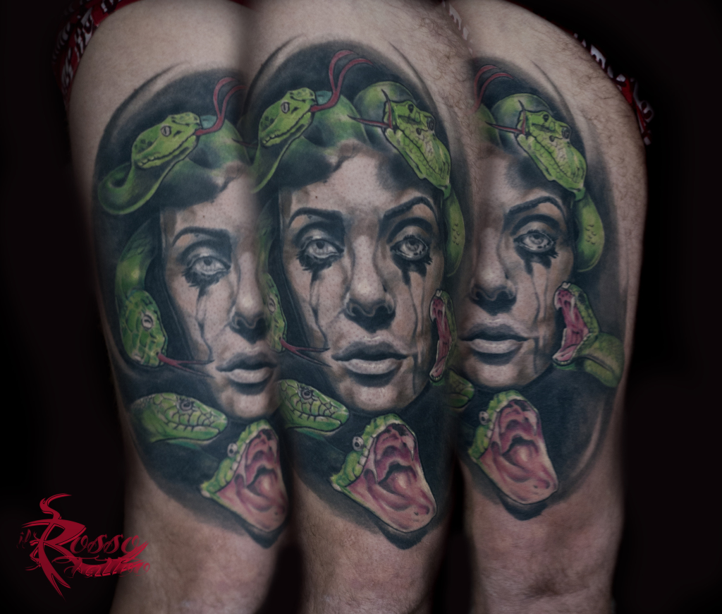 Tattoo medusa su coscia con serpenti stilizzati