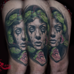 Tattoo medusa su coscia con serpenti stilizzati