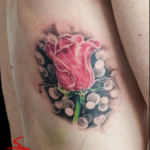 Tattoo con rosellina a colori con effetto bokeh