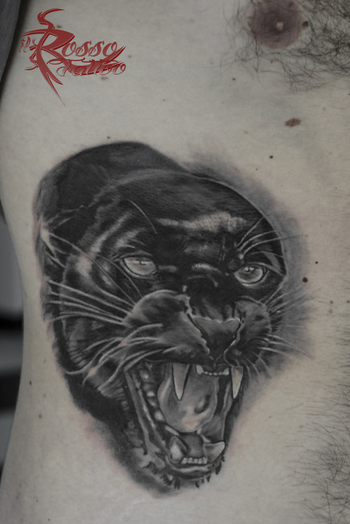 Tatuaggio con pantera nera realistica in bianco e nero su costato