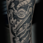 Tattoo biomeccanico su braccio in bianco e nero