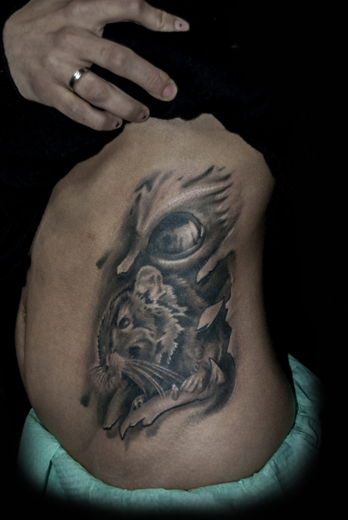 Degu del Cile realistico tatuato su costato in bianco e nero 