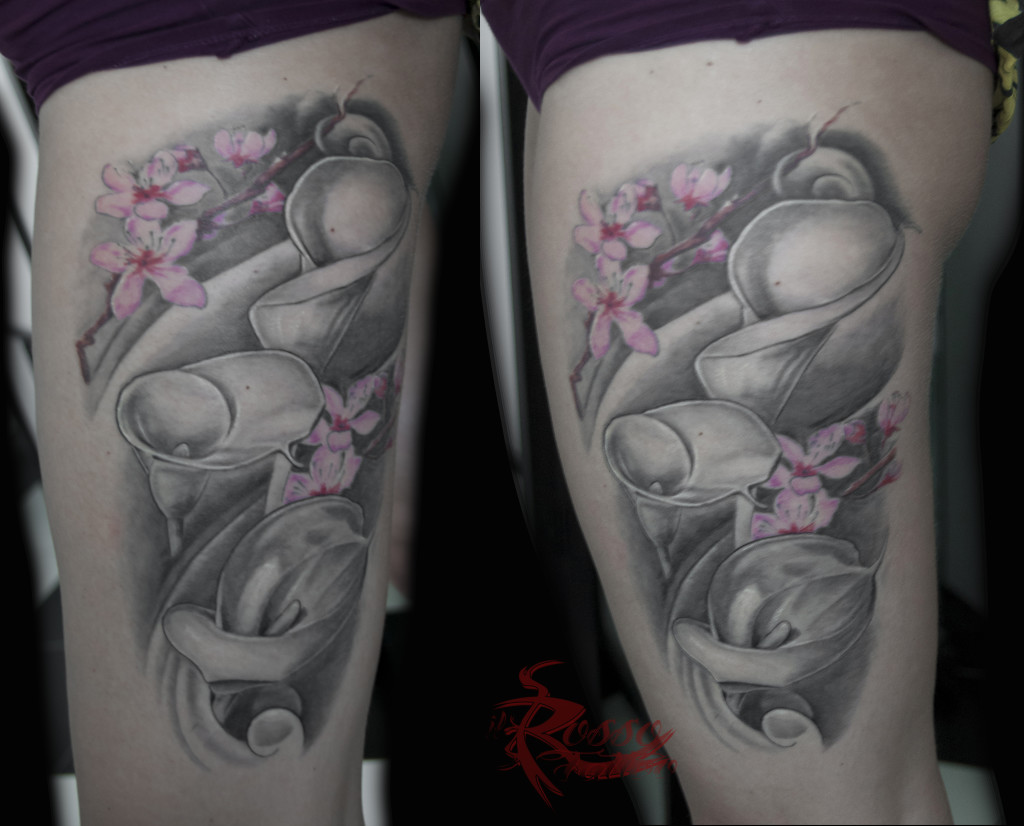 Coscia tatuata con calle in bianco e nero e fiori di ciliegio colorati - Guarito