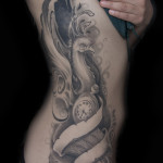 Fenice tattoo su costato in bianco e nero - guarito