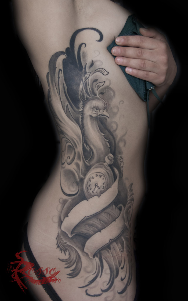 Fenice tattoo su costato in bianco e nero - guarito